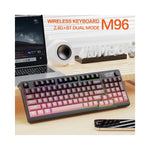 Vue latérale du clavier M96 montrant les touches PBT ergonomiques