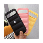 Vue arrière du Google Pixel dans sa coque liquide silicone Color Block verte et bleue