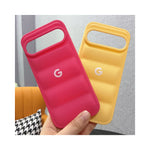 Vue arrière du Google Pixel dans sa coque liquide silicone color block vert et bleu