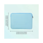 Vue latérale du sac protégeant MacBook Air montrant la fermeture éclair et les poignées