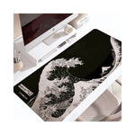 Vue latérale du plateau de souris gaming noir avec texture anti-dérapante